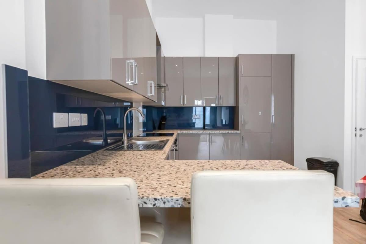 Lovely 1 Bedroom Apartment In Central Уокинг Экстерьер фото