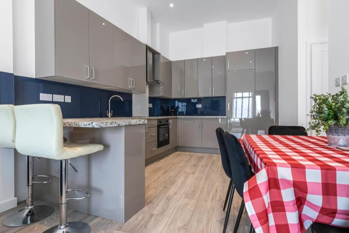 Lovely 1 Bedroom Apartment In Central Уокинг Экстерьер фото