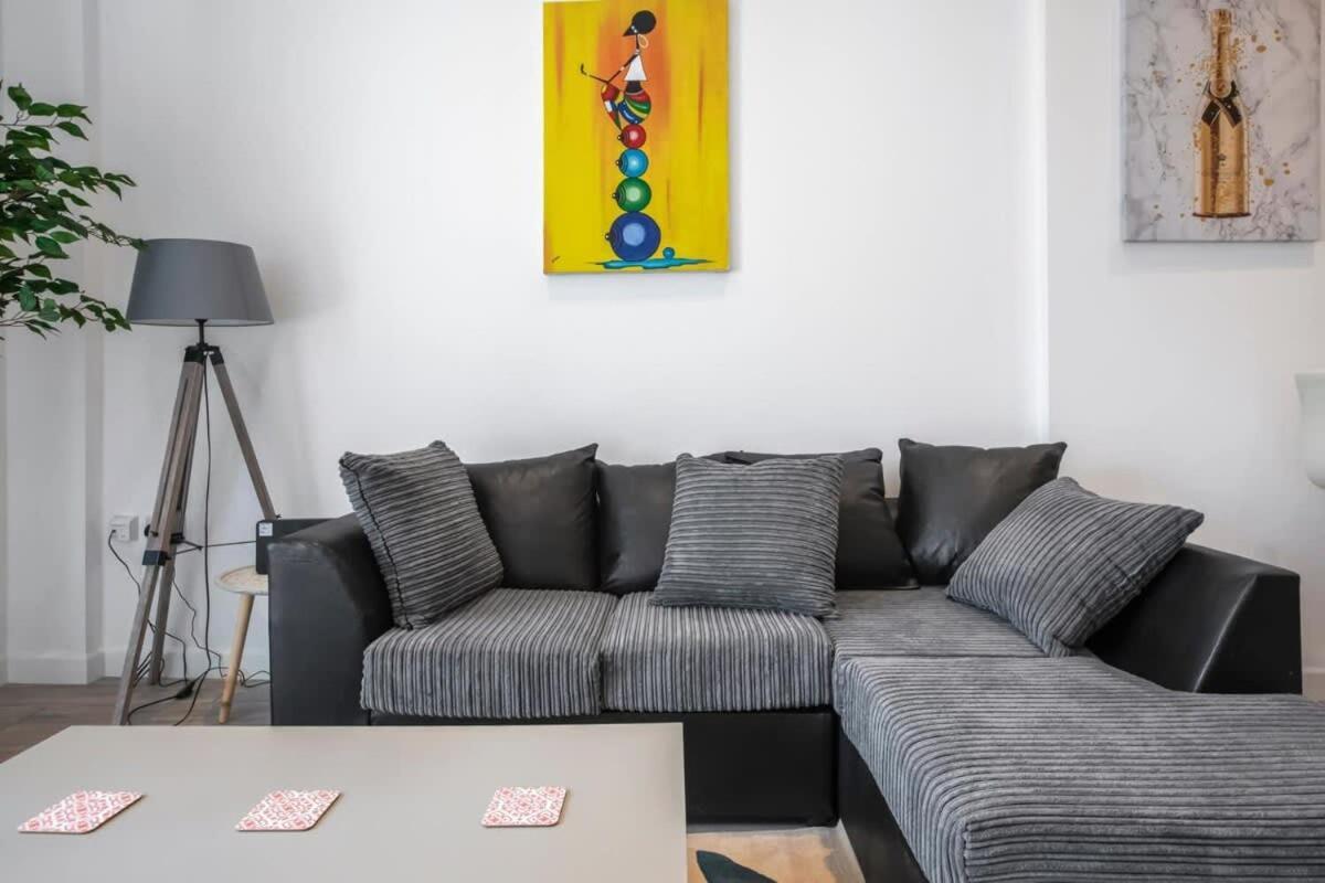 Lovely 1 Bedroom Apartment In Central Уокинг Экстерьер фото